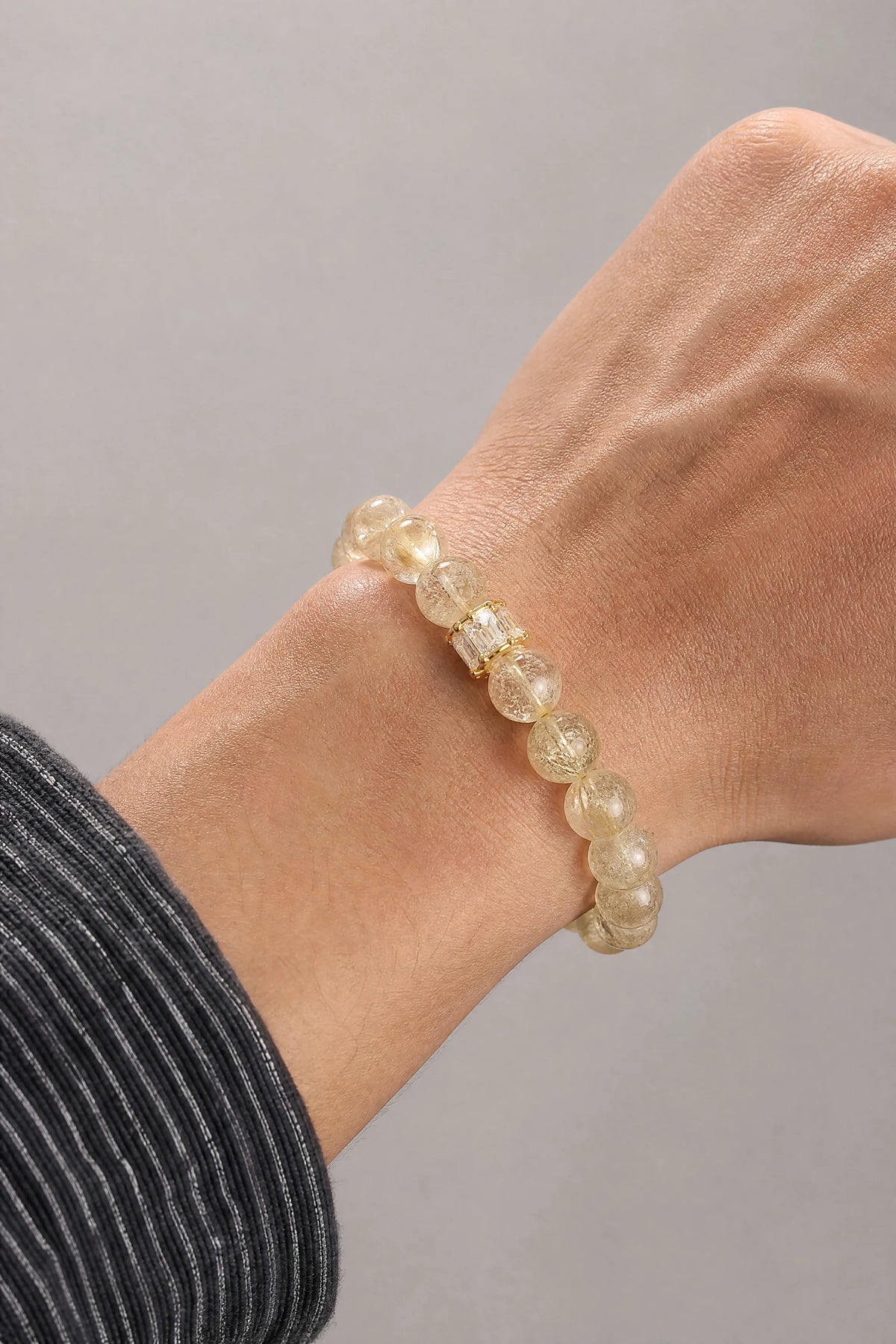 12mm-citrine-fangzhuan-bracelet-confidence-model-a-outfit-a-closeup-01
