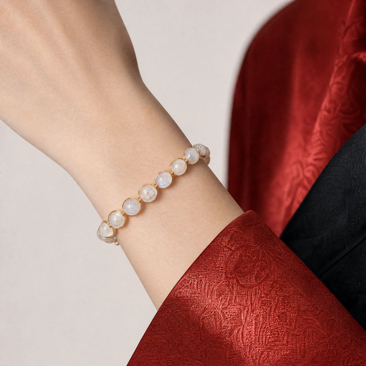 14k-gold-filled-agate-link-bracelet-model-a-outfit-a-closeup-01