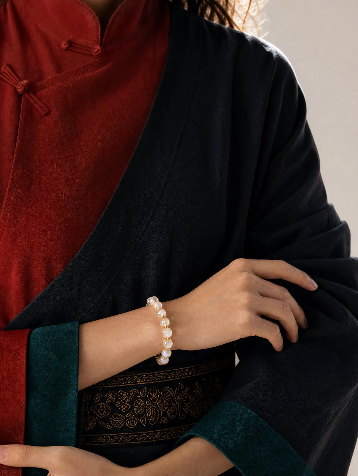14k-gold-filled-agate-link-bracelet-model-a-outfit-a-fashion-02