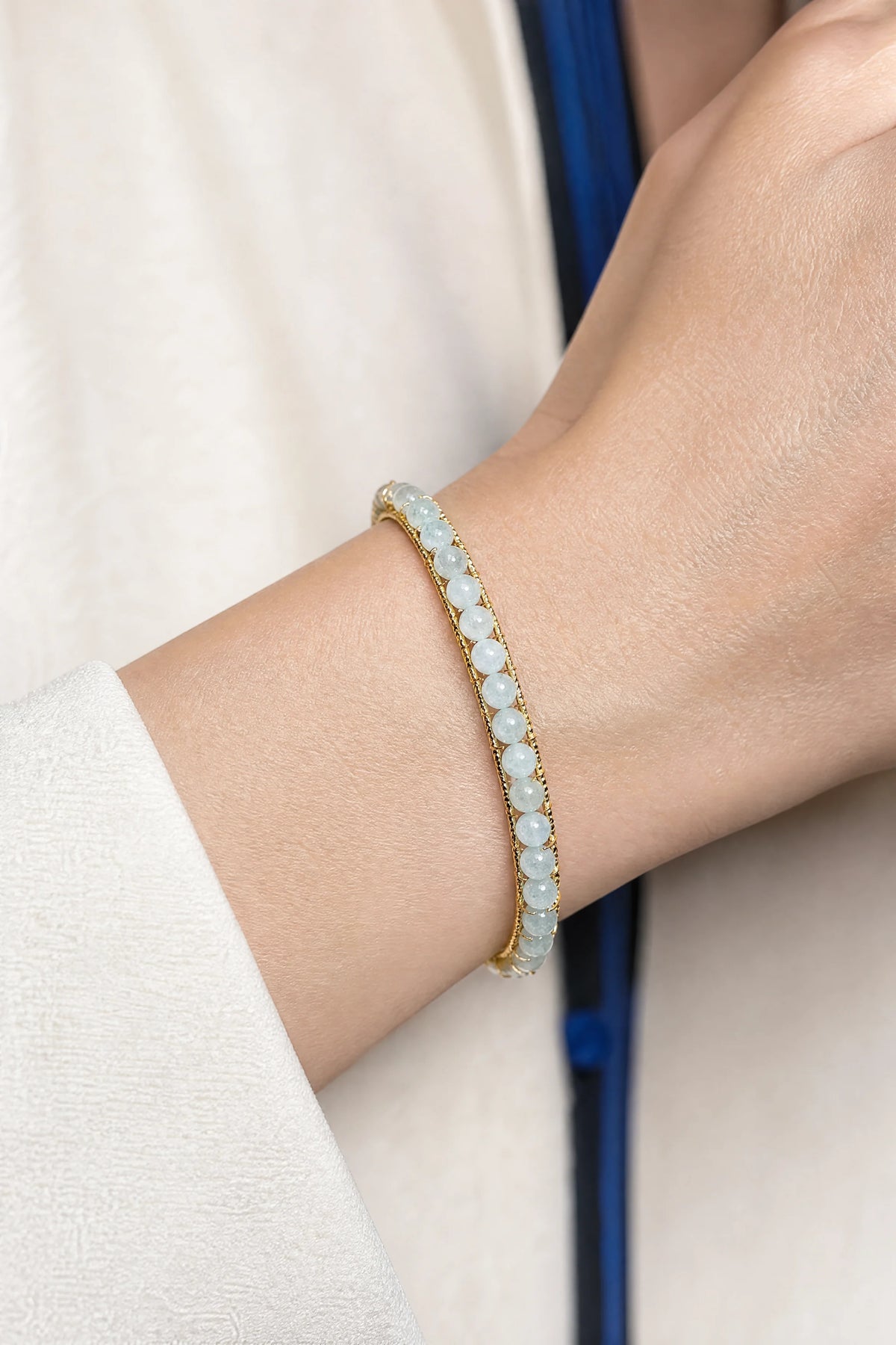 14k-gold-filled-aquamarine-wire-bracelet-model-a-outfit-a-closeup-01