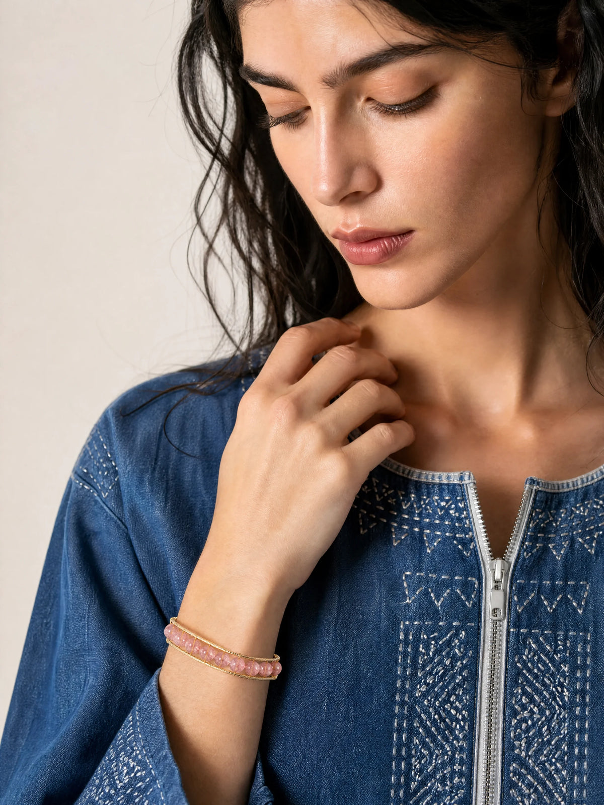 14k-gold-filled-strawberry-quartz-wire-bracelet-model-a-outfit-a-fashion-02