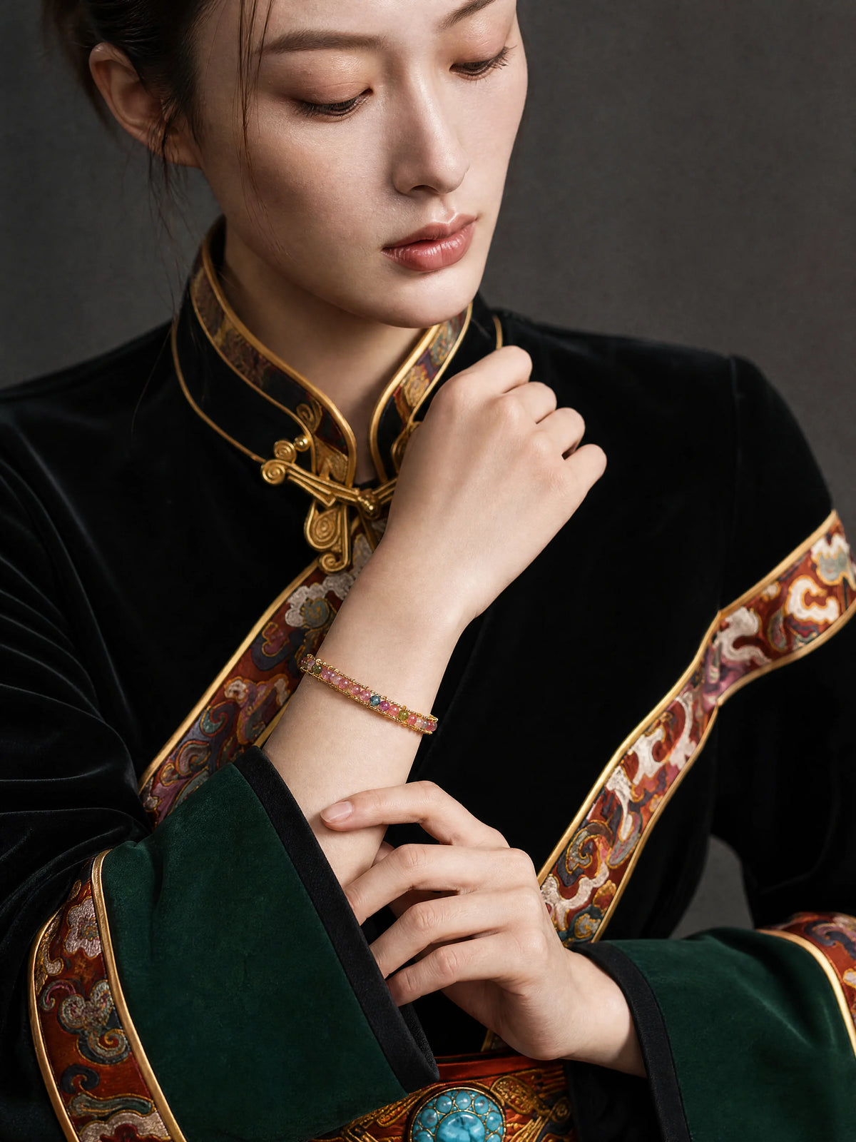 14k-gold-filled-tourmaline-wire-bracelet-model-b-outfit-b-fashion-03