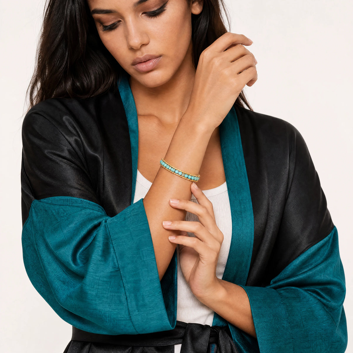 14k-gold-filled-turquoise-wire-bracelet-model-a-outfit-a-fashion-02