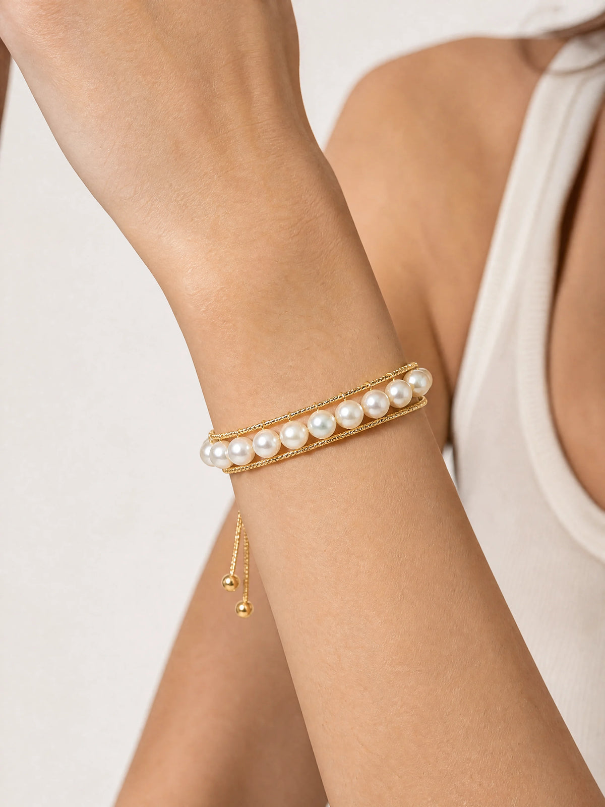 14k-gold-filled-white-pearl-wire-bracelet-model-a-outfit-a-closeup-01
