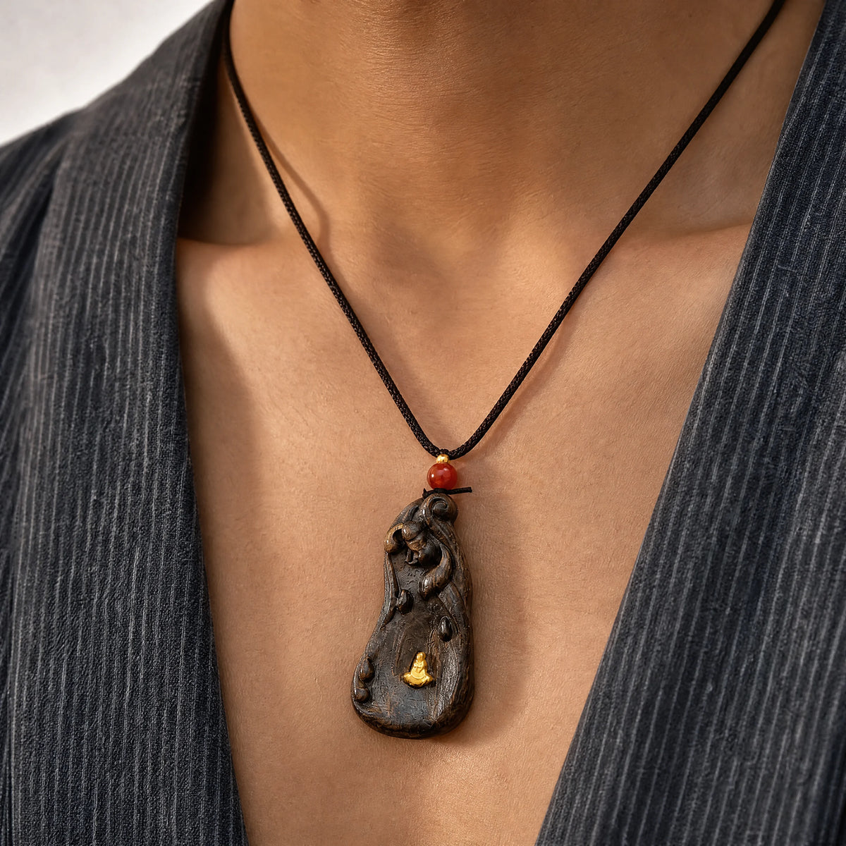 agarwood-faceless-buddha-pendant-model-a-outfit-a-closeup-01