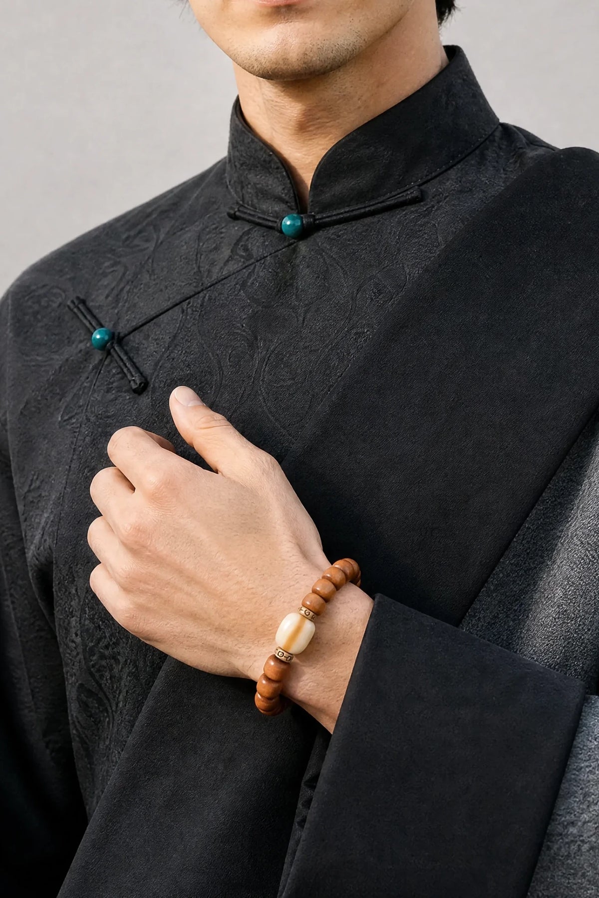 aged-yak-bone-barrel-bead-bracelet-model-a-outfit-a-fashion-01