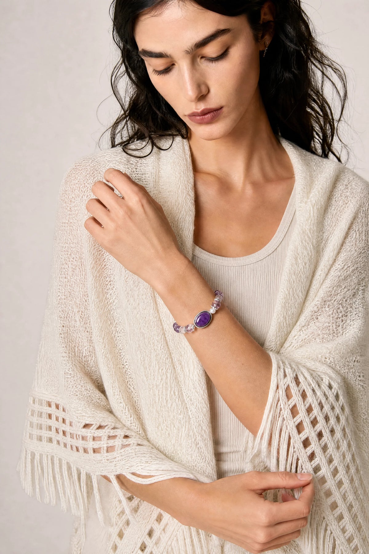 amethyst-cabochon-pearl-bracelet-model-a-outfit-a-fashion-01