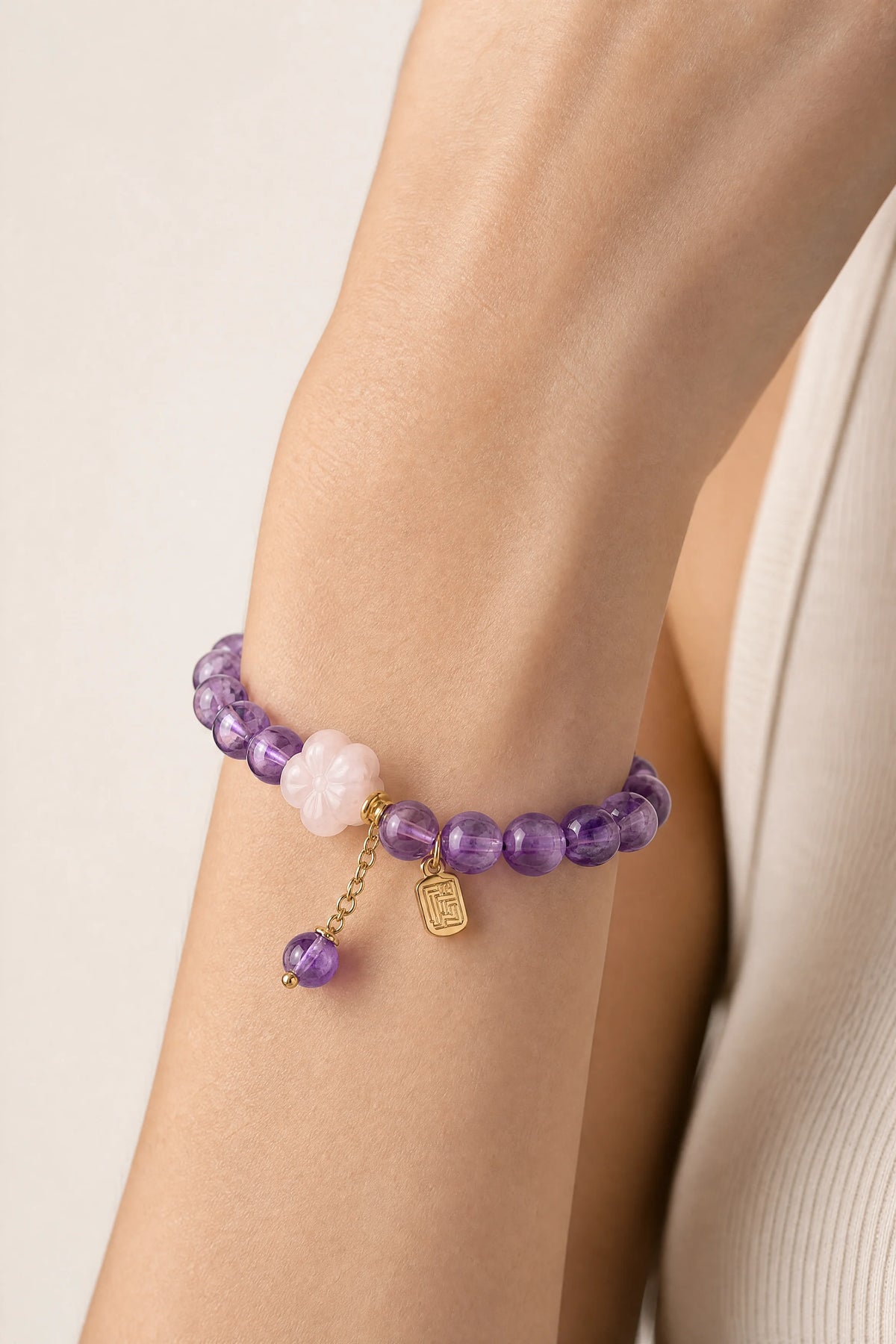 amethyst-rose-quartz-flower-bracelet-model-a-outfit-a-closeup-01