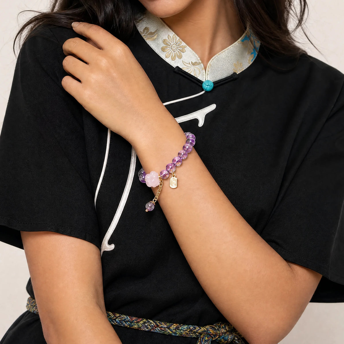 amethyst-rose-quartz-flower-bracelet-model-b-outfit-b-fashion-02