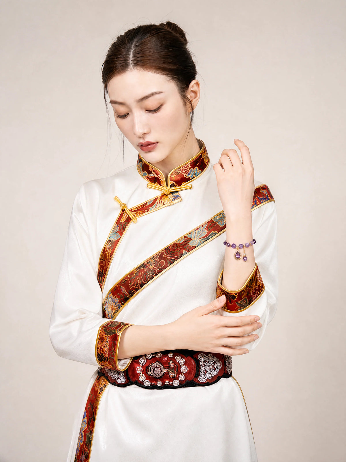 amethyst-water-drop-charm-bracelet-model-a-outfit-a-fashion-03