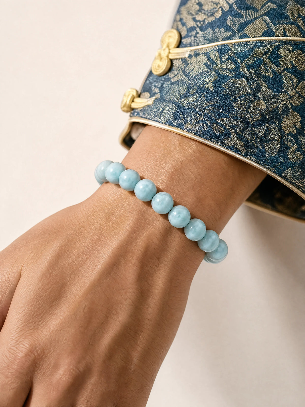 aquamarine-bracelet-calm-courage-model-a-outfit-a-closeup-01