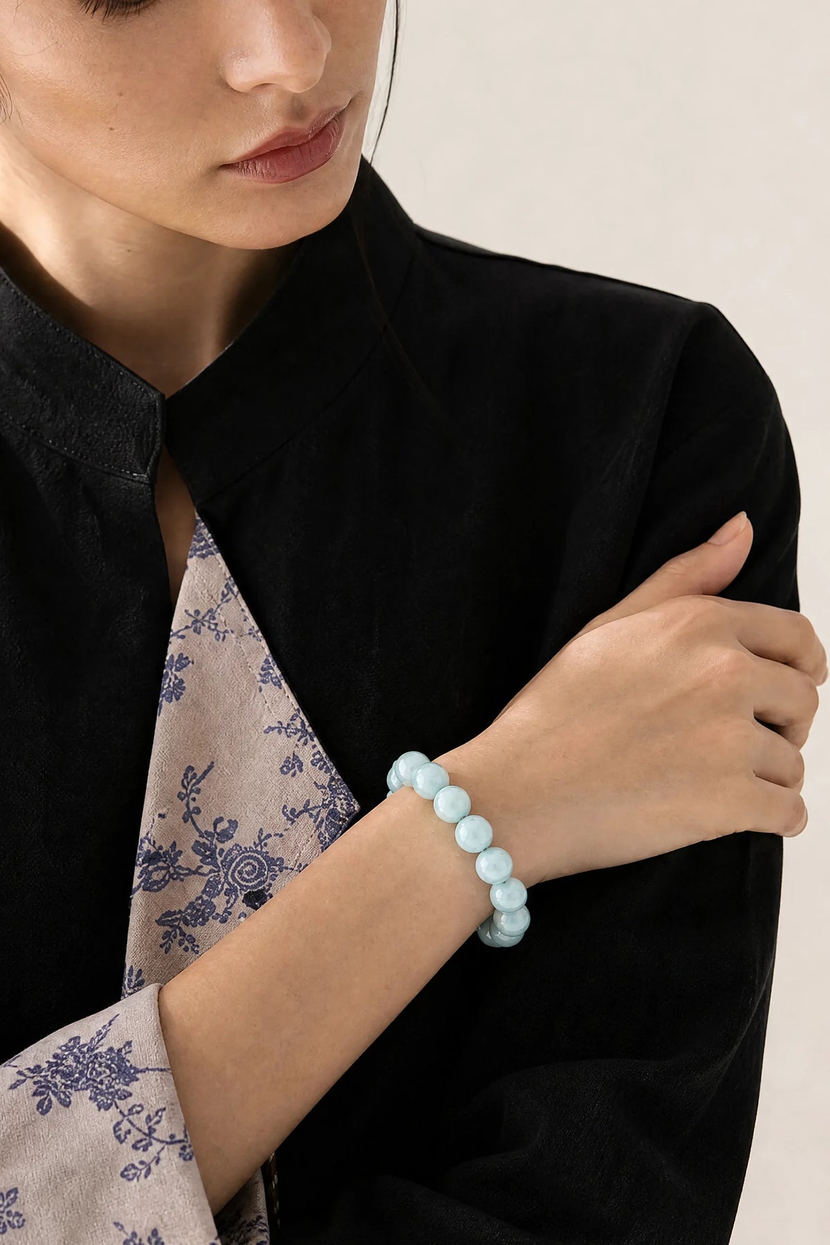 aquamarine-bracelet-calm-courage-model-b-outfit-b-fashion-03