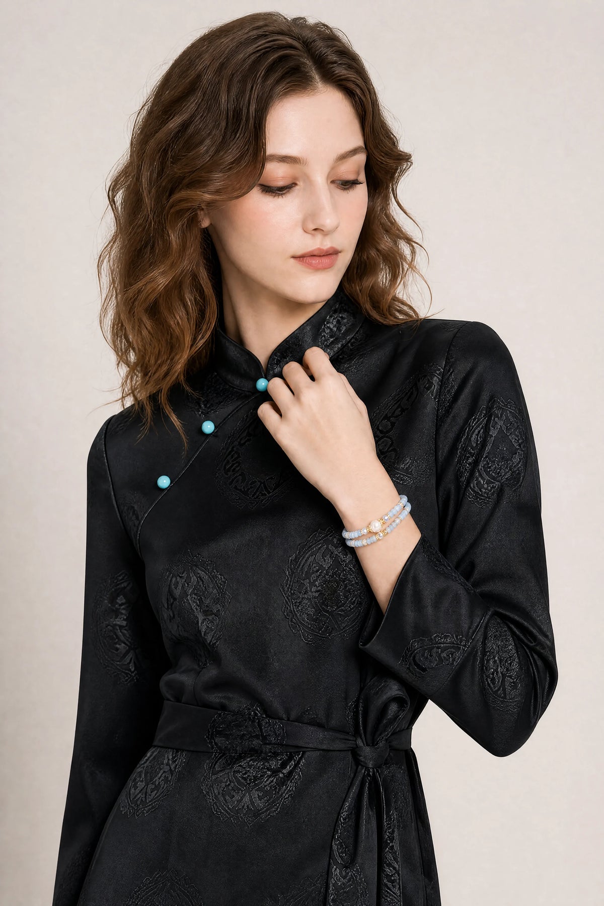 aquamarine-double-wrap-pearl-bracelet-model-a-outfit-a-fashion-01