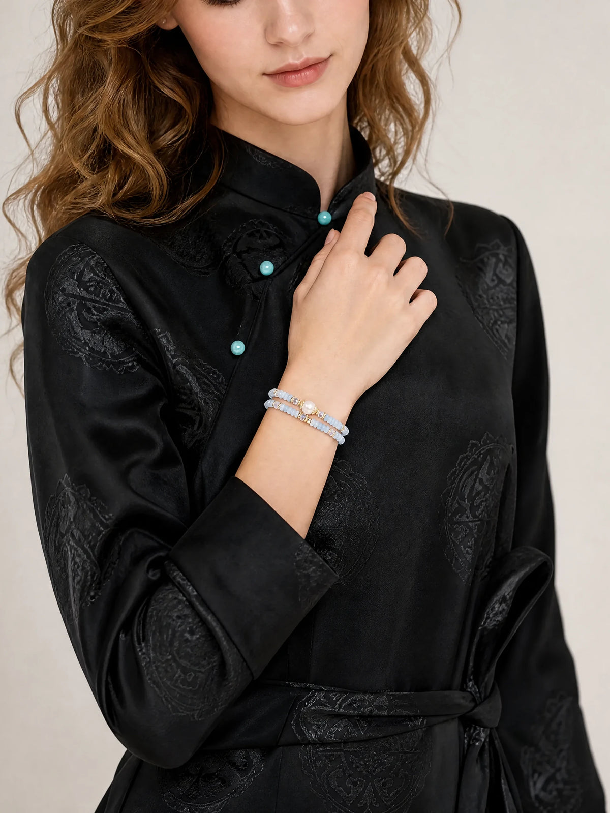 aquamarine-double-wrap-pearl-bracelet-model-a-outfit-a-fashion-02