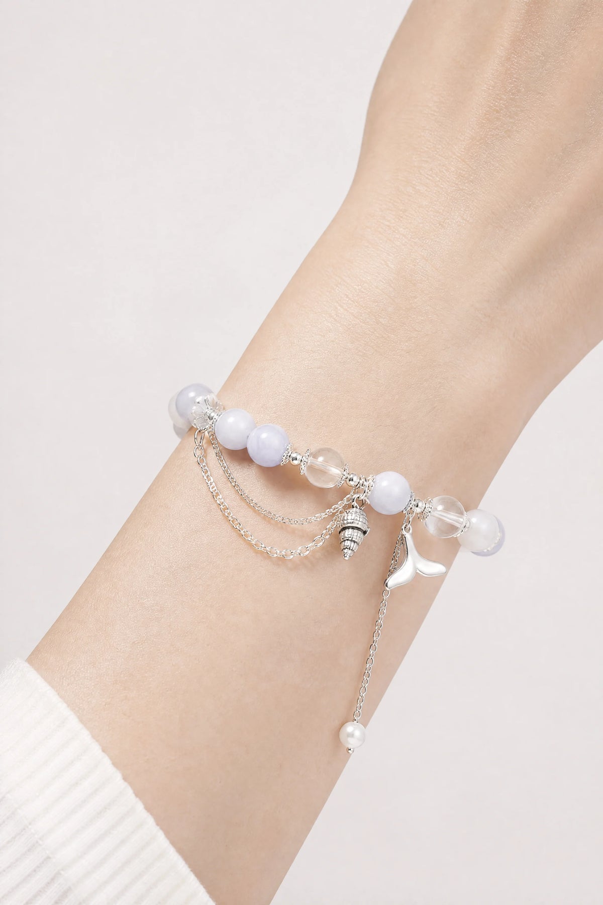 aquamarine-shell-fishtail-bracelet-model-a-outfit-a-closeup-01