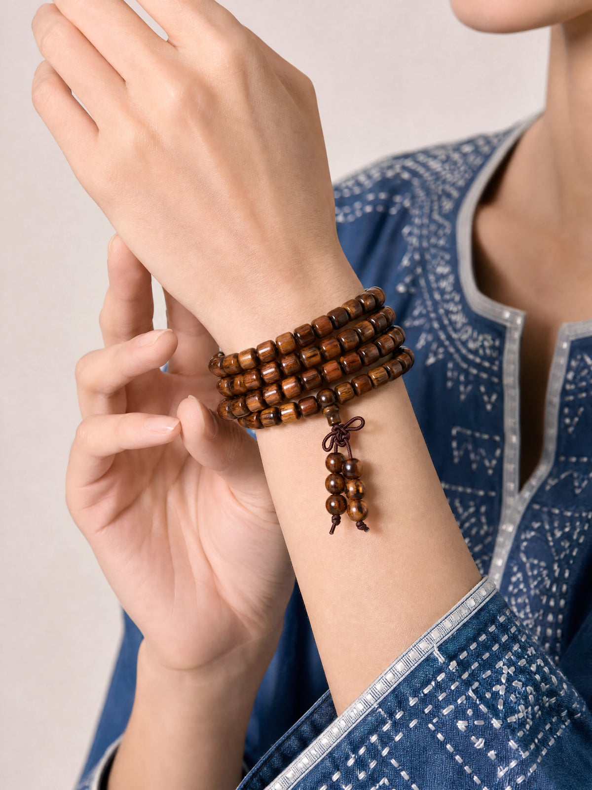 black-rosewood-108-mala-bracelet-barrel-apple-model-b-outfit-b-fashion-02