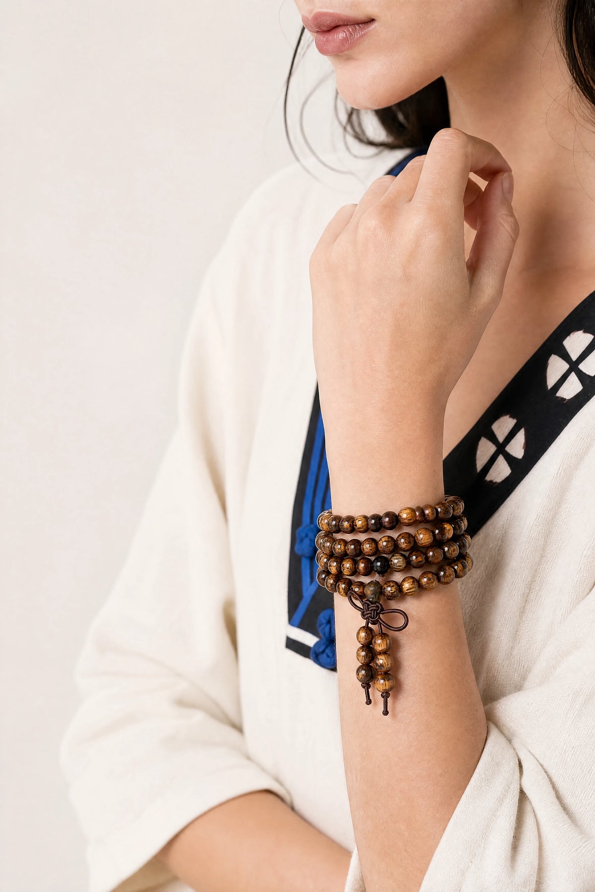 black-rosewood-mala-bracelet-model-b-outfit-b-fashion-01