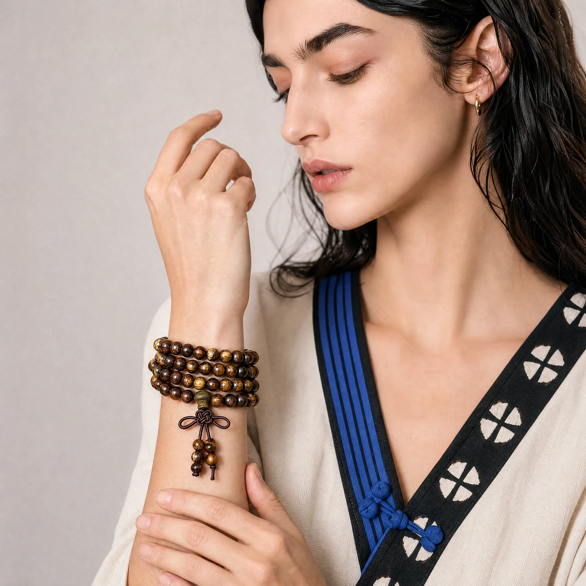 black-rosewood-mala-bracelet-model-b-outfit-b-fashion-03