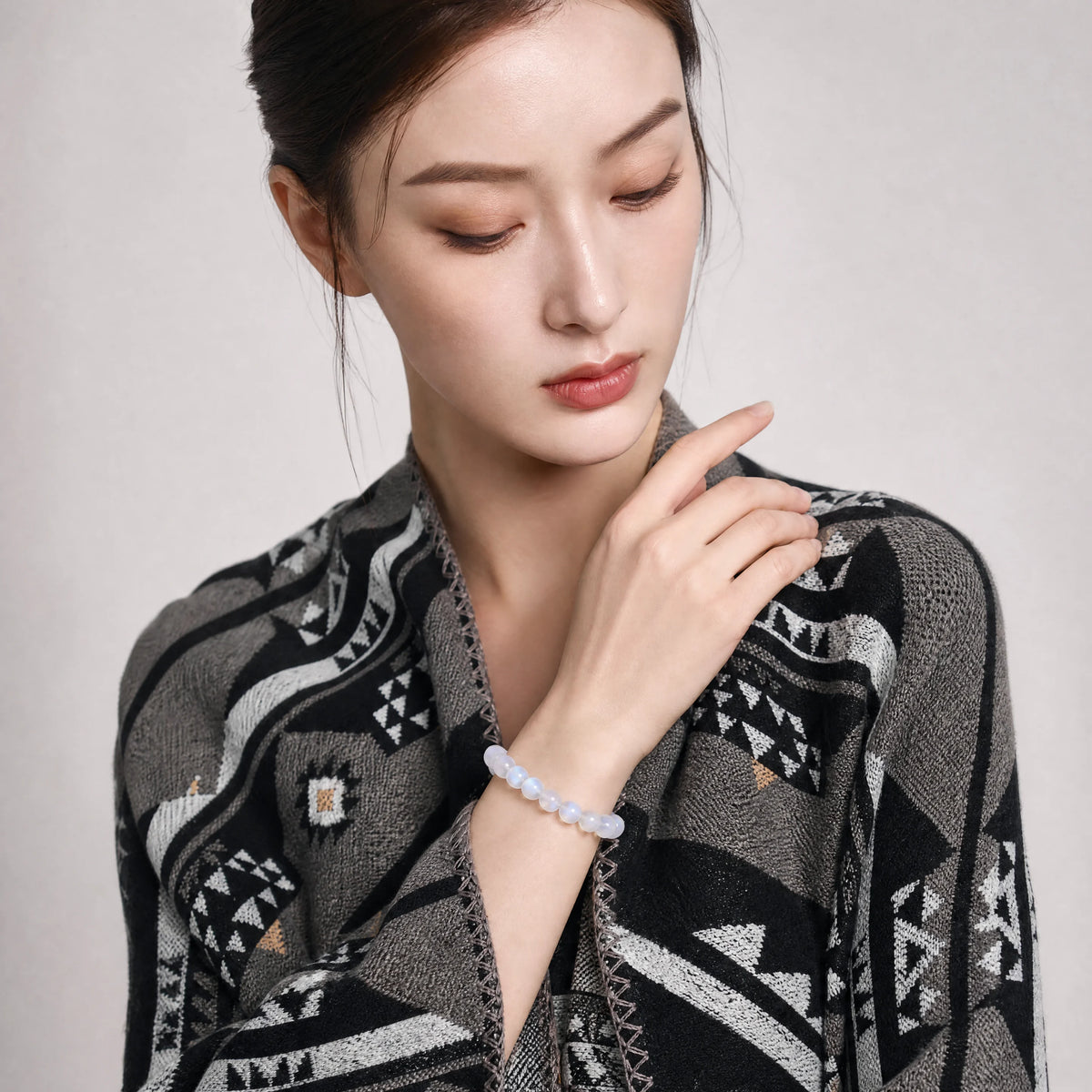 blue-flash-moonstone-8mm-bracelet-model-b-outfit-b-fashion-03