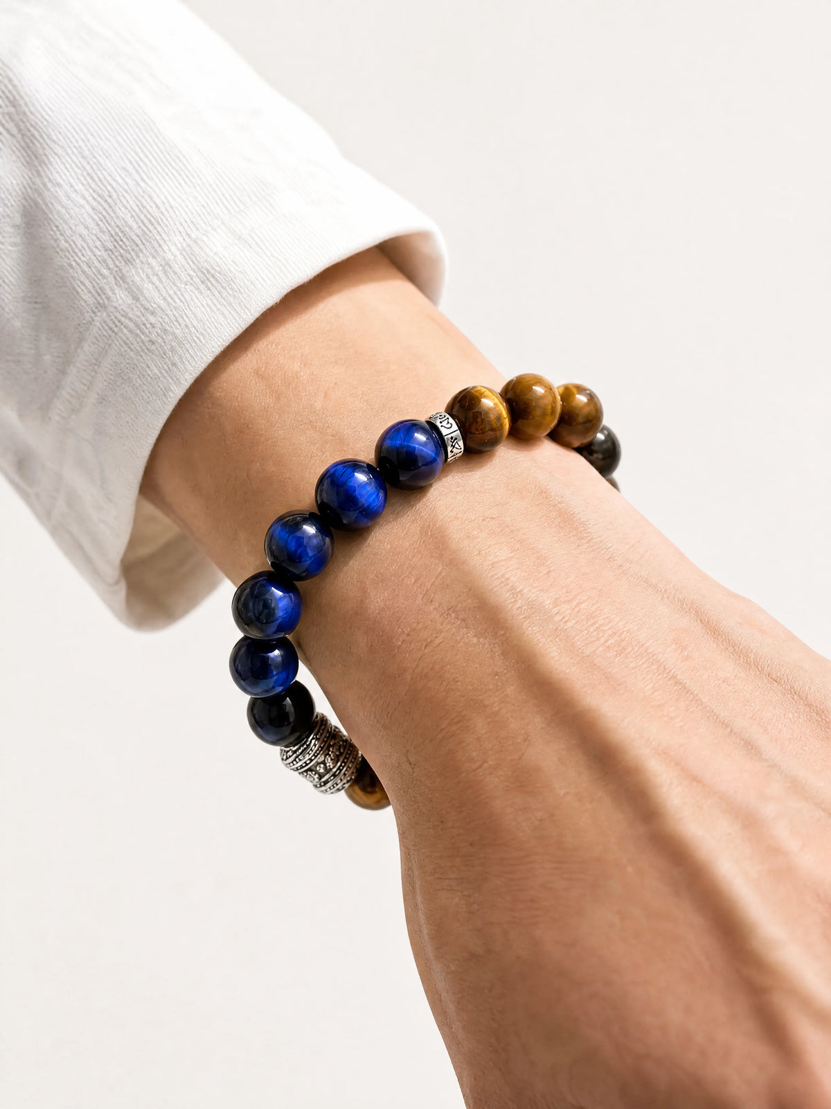 blue-golden-tiger-eye-bracelet-focus-model-a-outfit-a-closeup-01