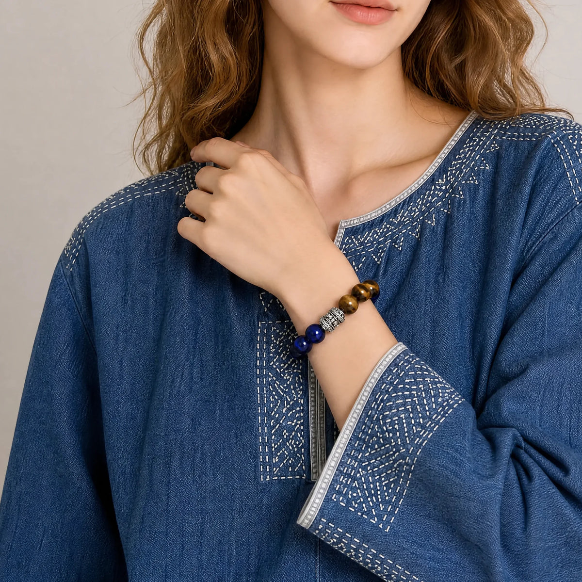 blue-golden-tiger-eye-bracelet-focus-model-b-outfit-b-fashion-01