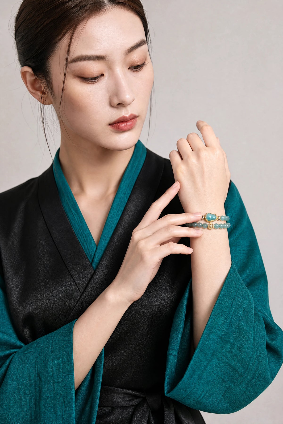 blue-jade-double-wrap-gourd-bracelet-model-a-outfit-a-fashion-01
