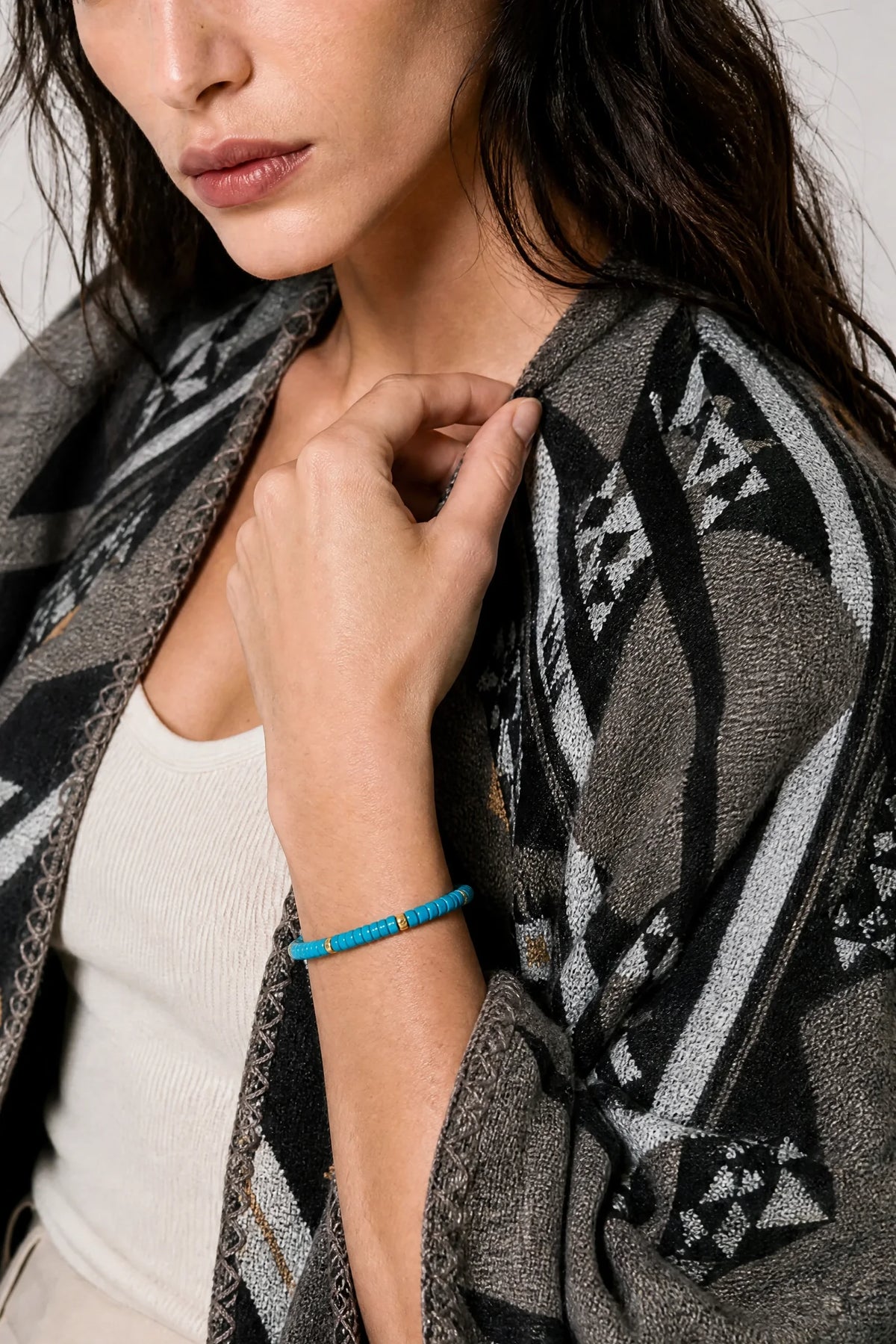 blue-magnesite-flat-bead-bracelet-model-b-outfit-b-fashion-03
