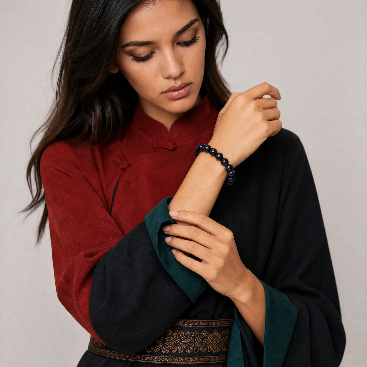 blue-sandstone-bracelet-model-b-outfit-b-fashion-01
