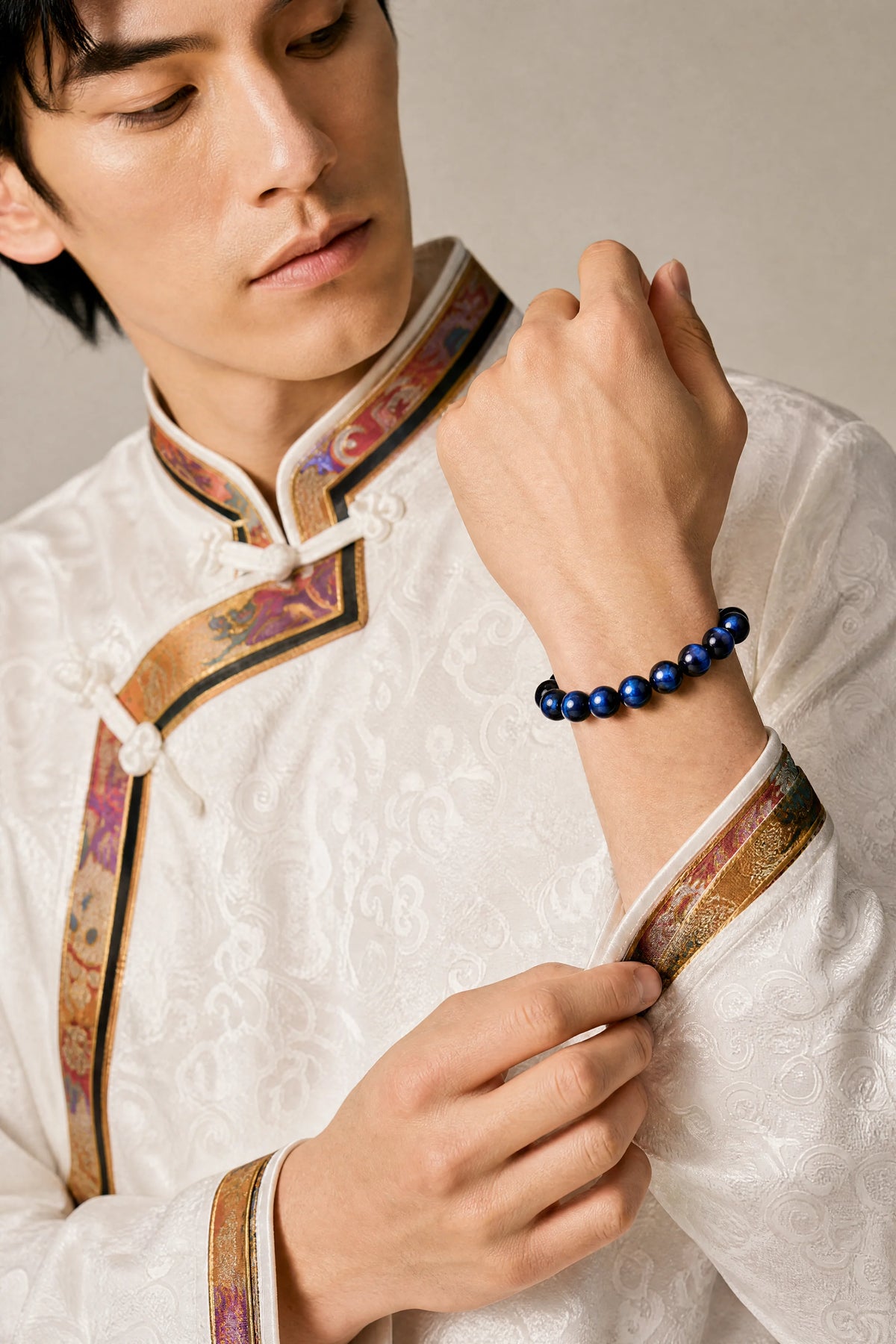 blue-tiger-eye-bracelet-calm-insight-model-a-outfit-a-fashion-02