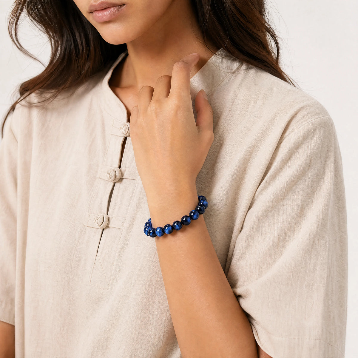 blue-tiger-eye-bracelet-calm-insight-model-b-outfit-b-fashion-01