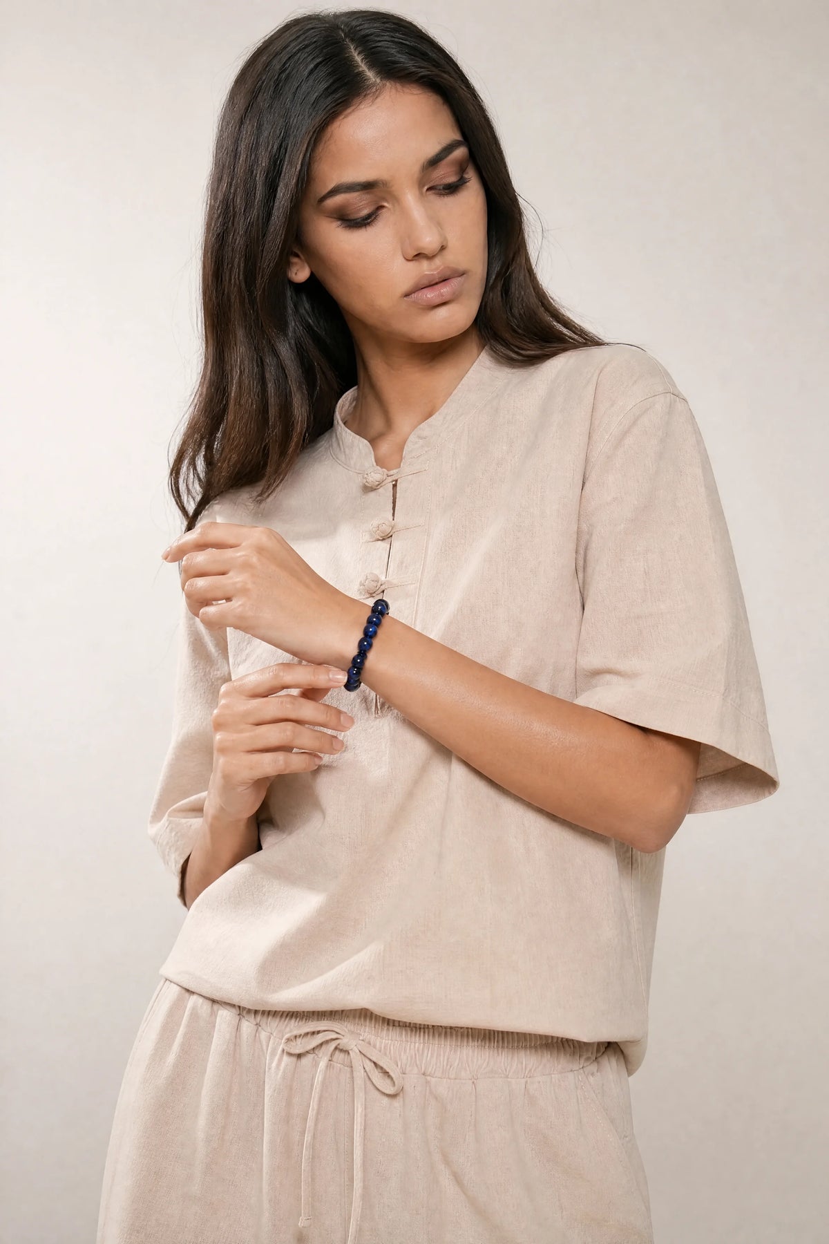 blue-tiger-eye-bracelet-calm-insight-model-b-outfit-b-fashion-02