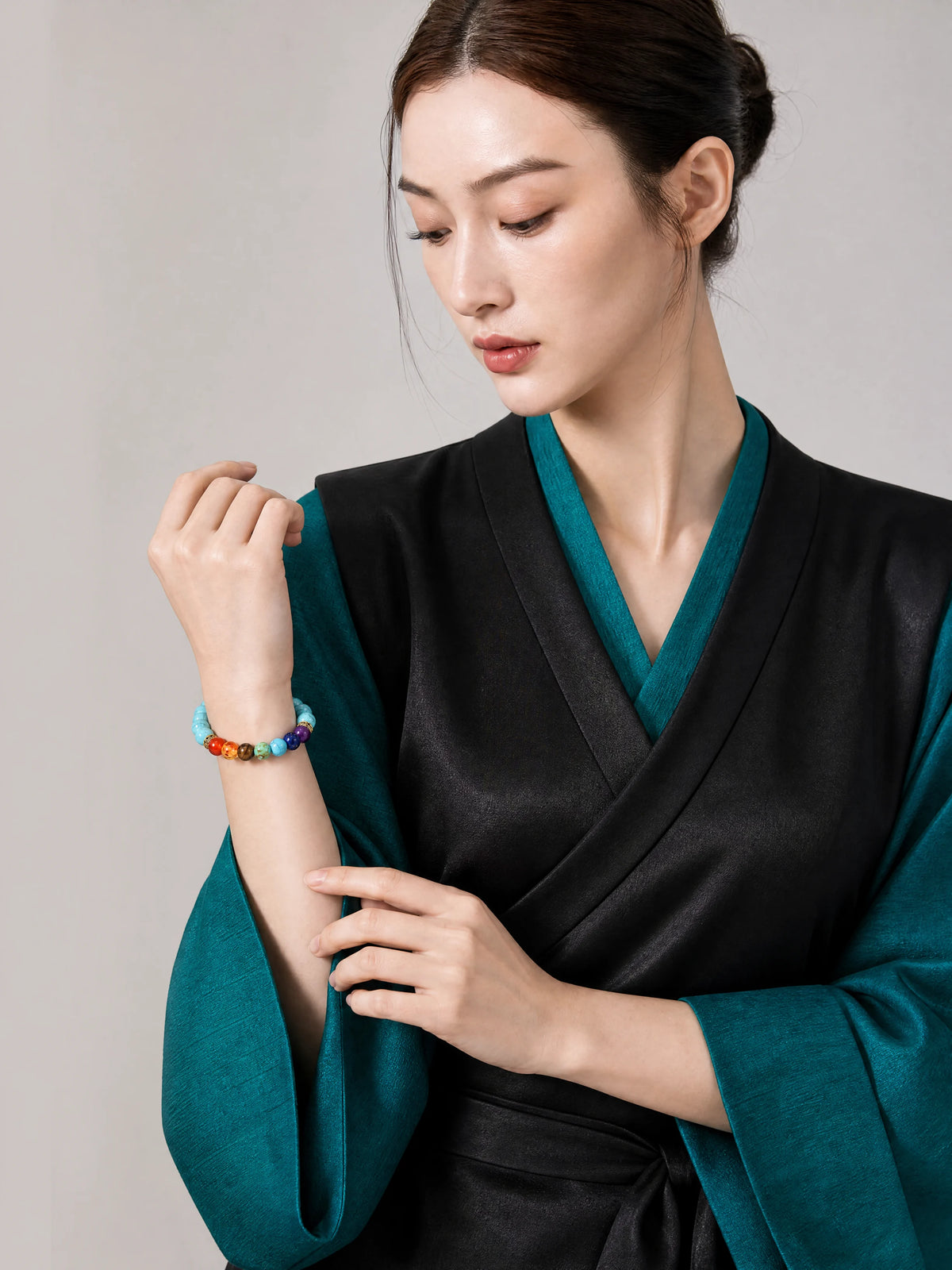 blue-turquoise-chakra-bracelet-model-b-outfit-b-fashion-01