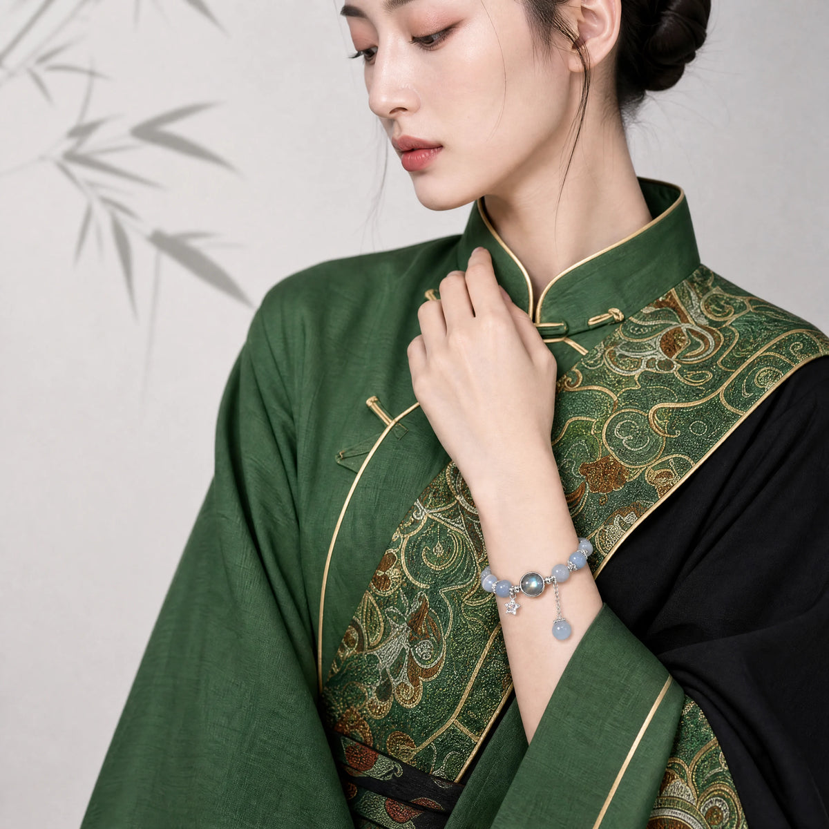 cat-eye-star-teardrop-bracelet-model-a-outfit-a-fashion-01