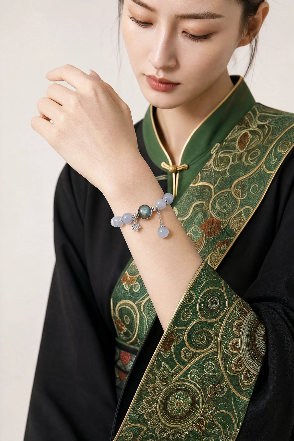 cat-eye-star-teardrop-bracelet-model-a-outfit-a-fashion-02