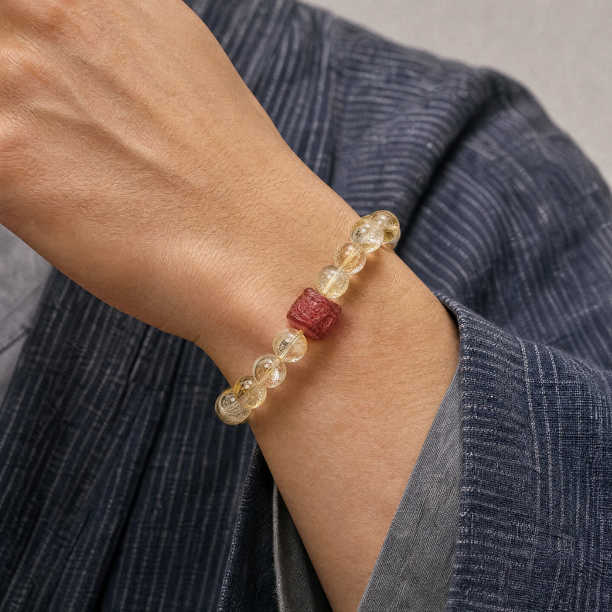 citrine-guardian-lion-bracelet-protection-model-a-outfit-a-closeup-01