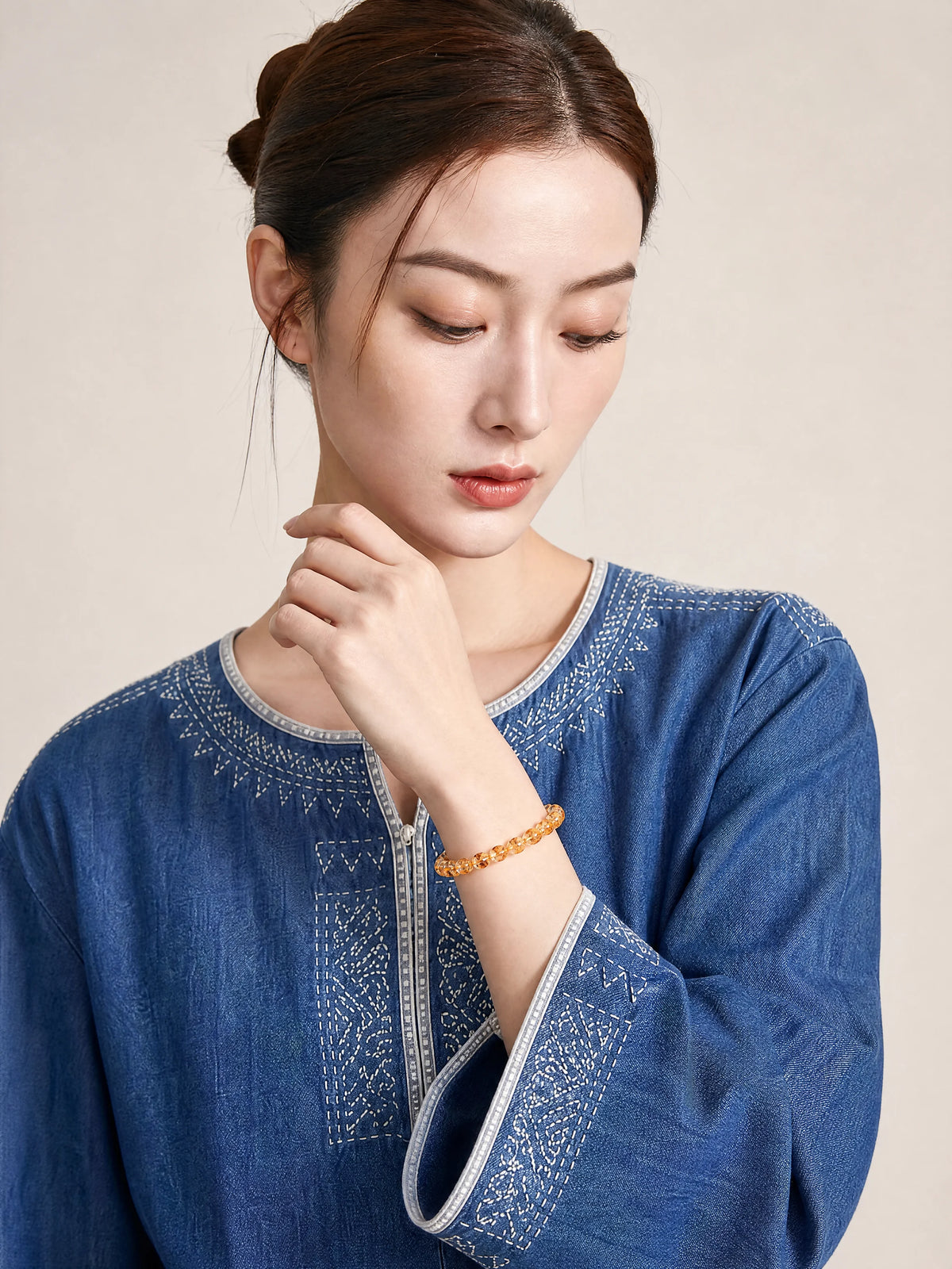 citrine-round-bead-bracelet-model-b-outfit-b-fashion-01