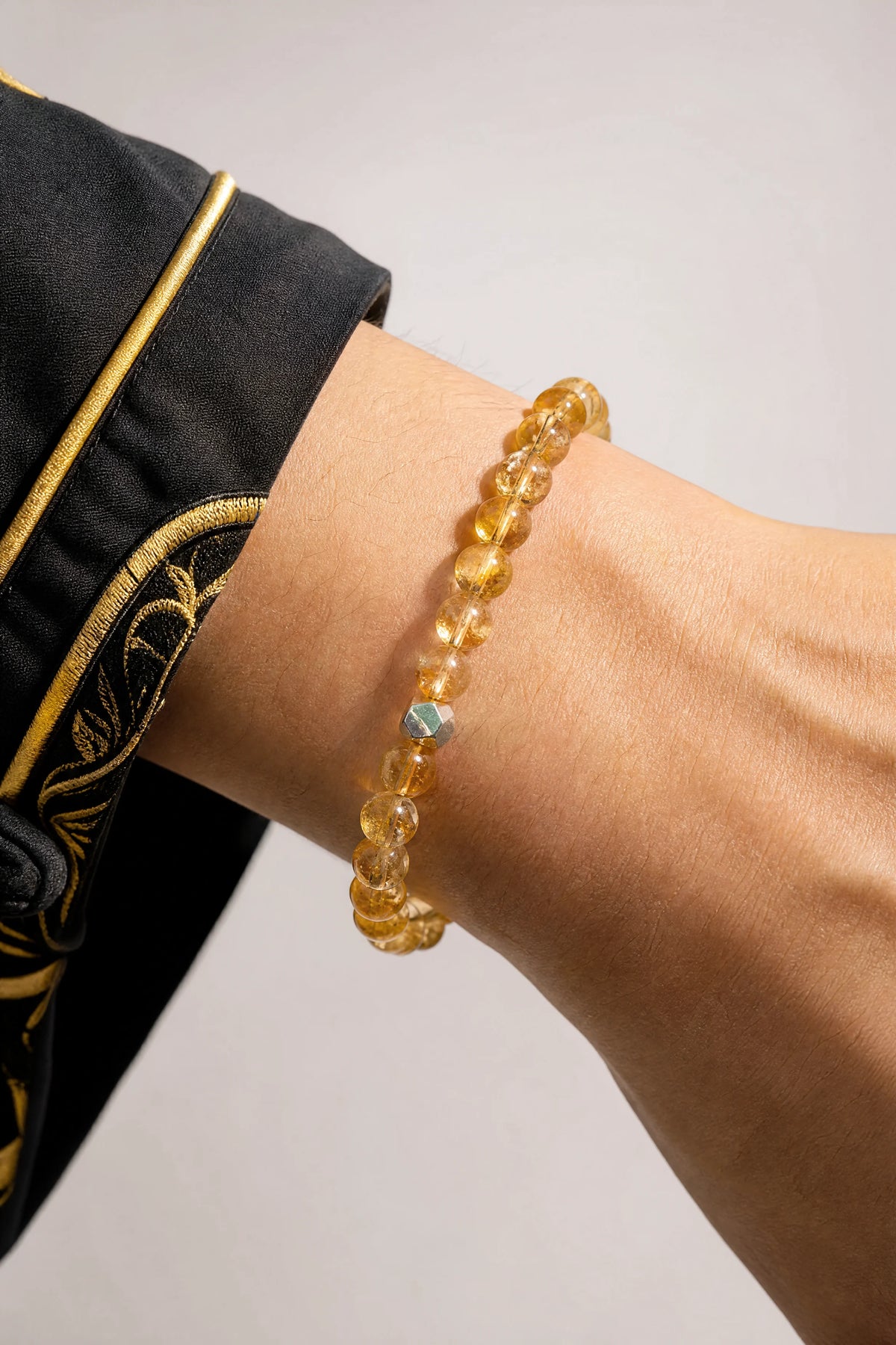 citrine-silver-chain-tower-bracelet-model-a-outfit-a-closeup-01