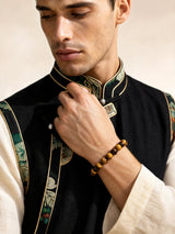 faceted-yellow-tiger-eye-bracelet-model-a-outfit-a-fashion-02