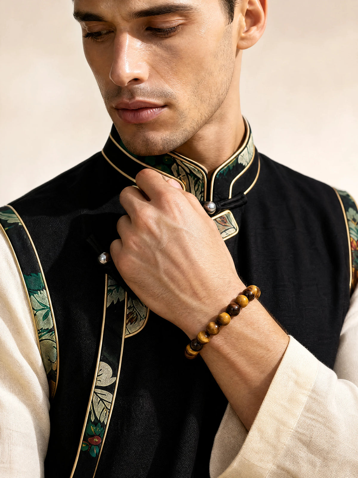 faceted-yellow-tiger-eye-bracelet-model-a-outfit-a-fashion-02