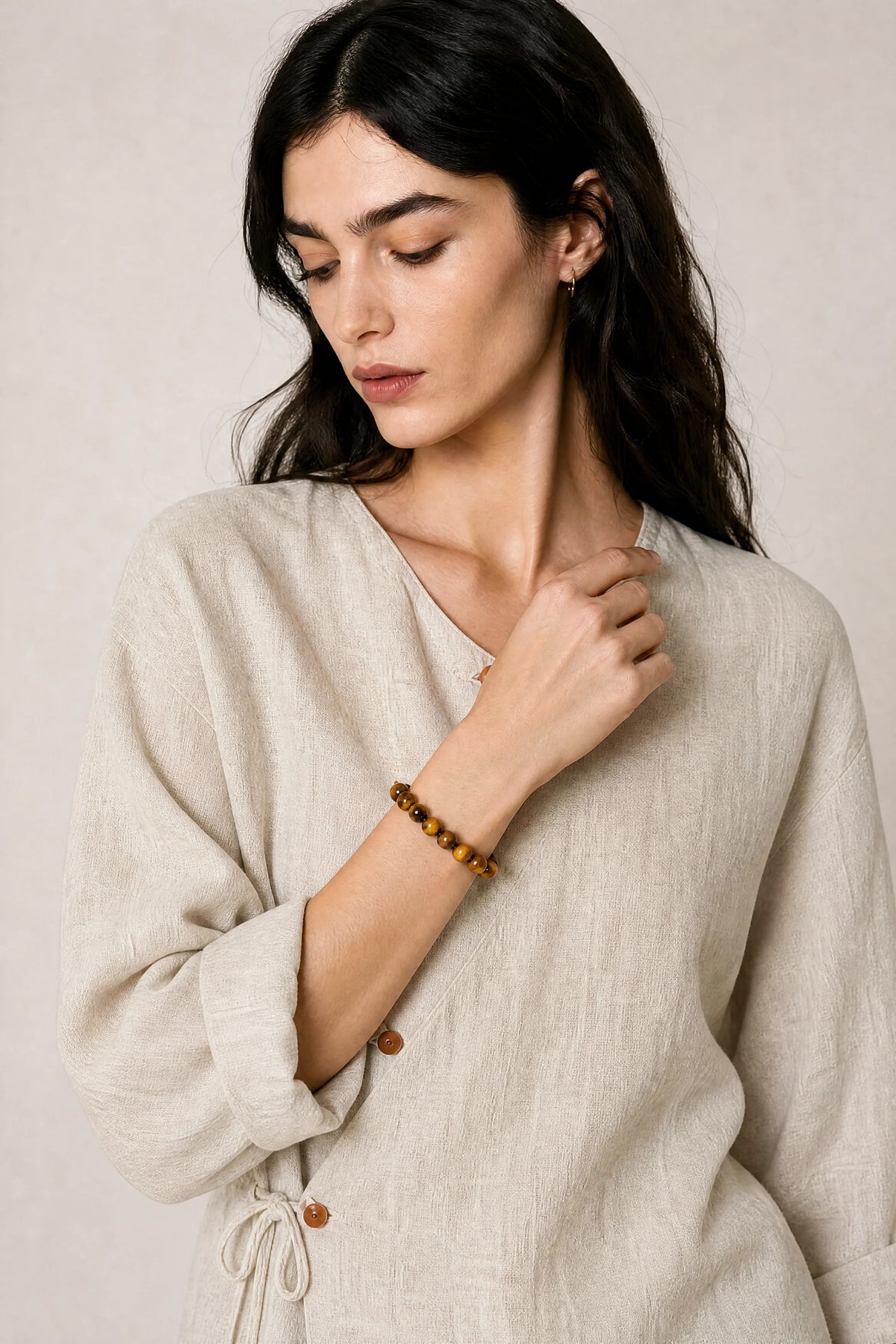 faceted-yellow-tiger-eye-bracelet-model-b-outfit-b-fashion-01