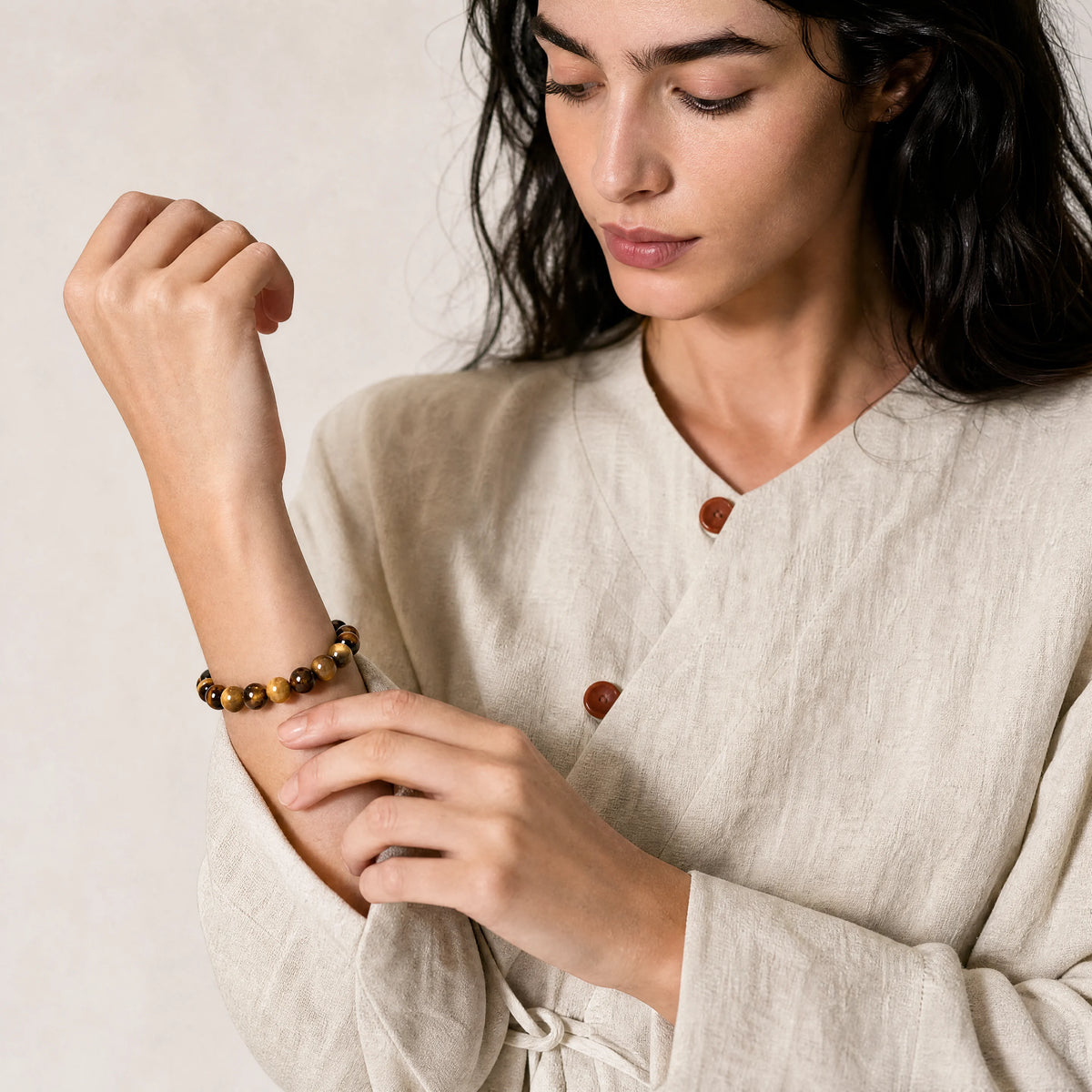 faceted-yellow-tiger-eye-bracelet-model-b-outfit-b-fashion-03
