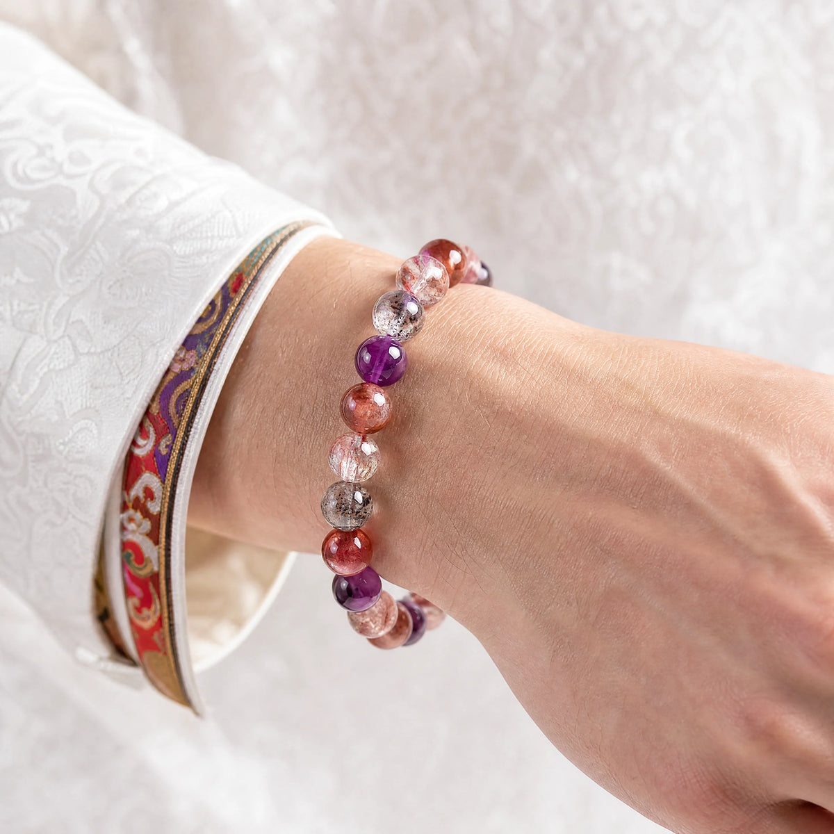 fine-super-seven-crystal-bracelet-model-a-outfit-a-closeup-01