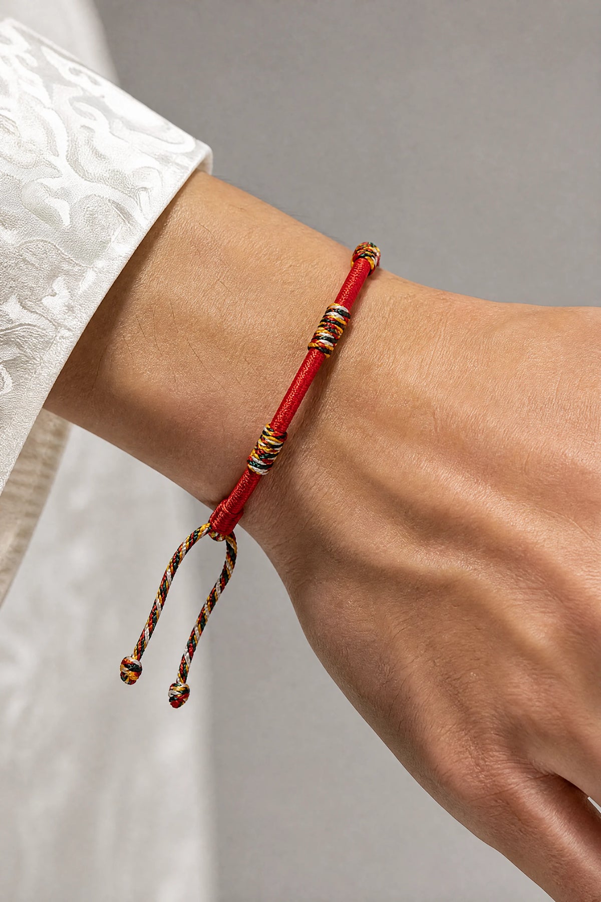 five-color-knot-red-string-bracelet-model-a-outfit-a-closeup-01