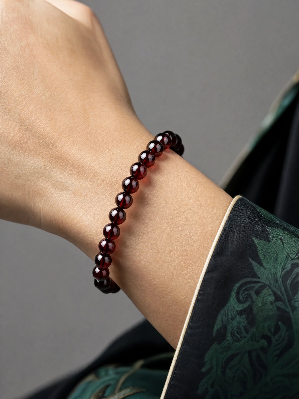 garnet-bracelet-vitality-devotion-model-a-outfit-a-closeup-01