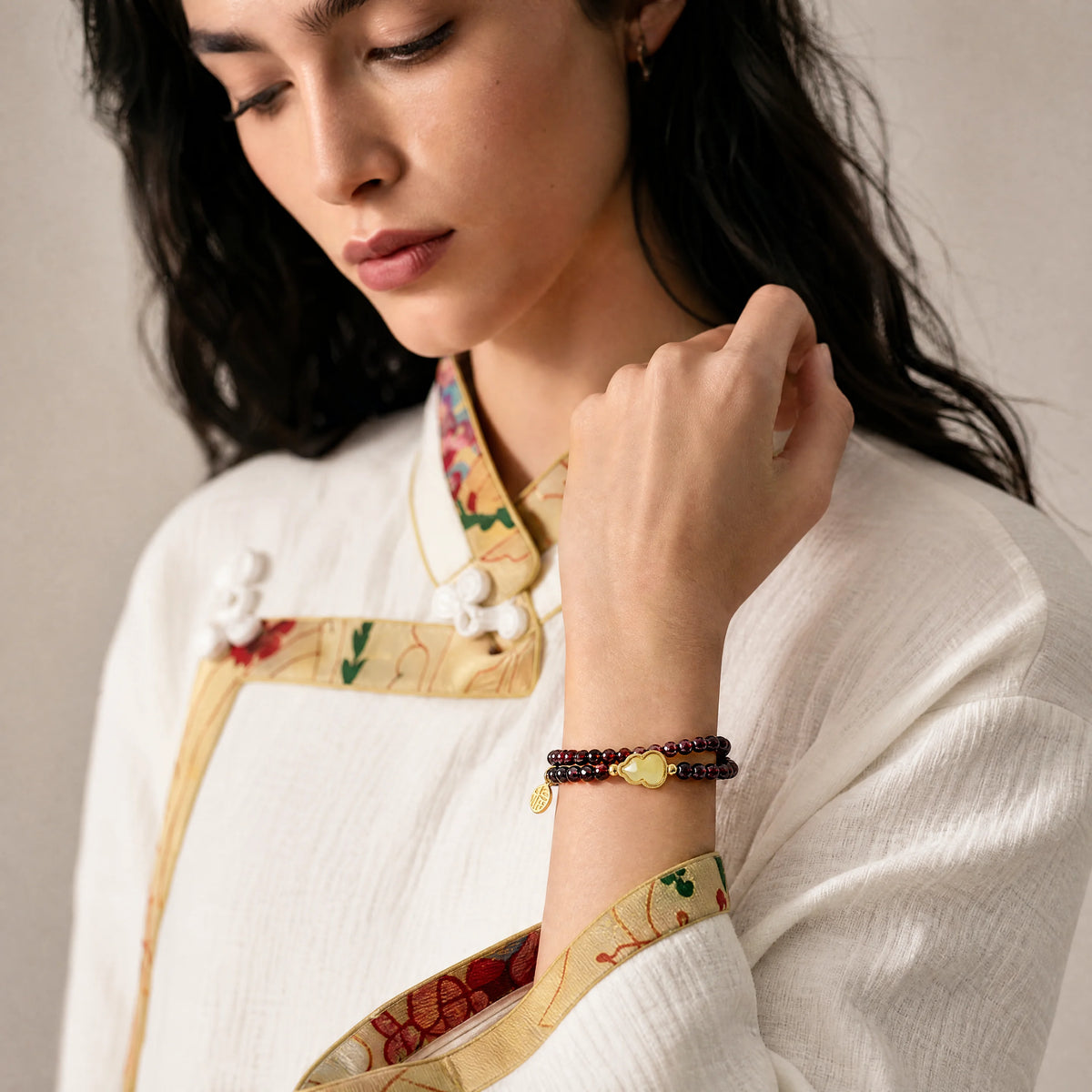 garnet-hetian-jade-gourd-bracelet-model-a-outfit-a-fashion-02