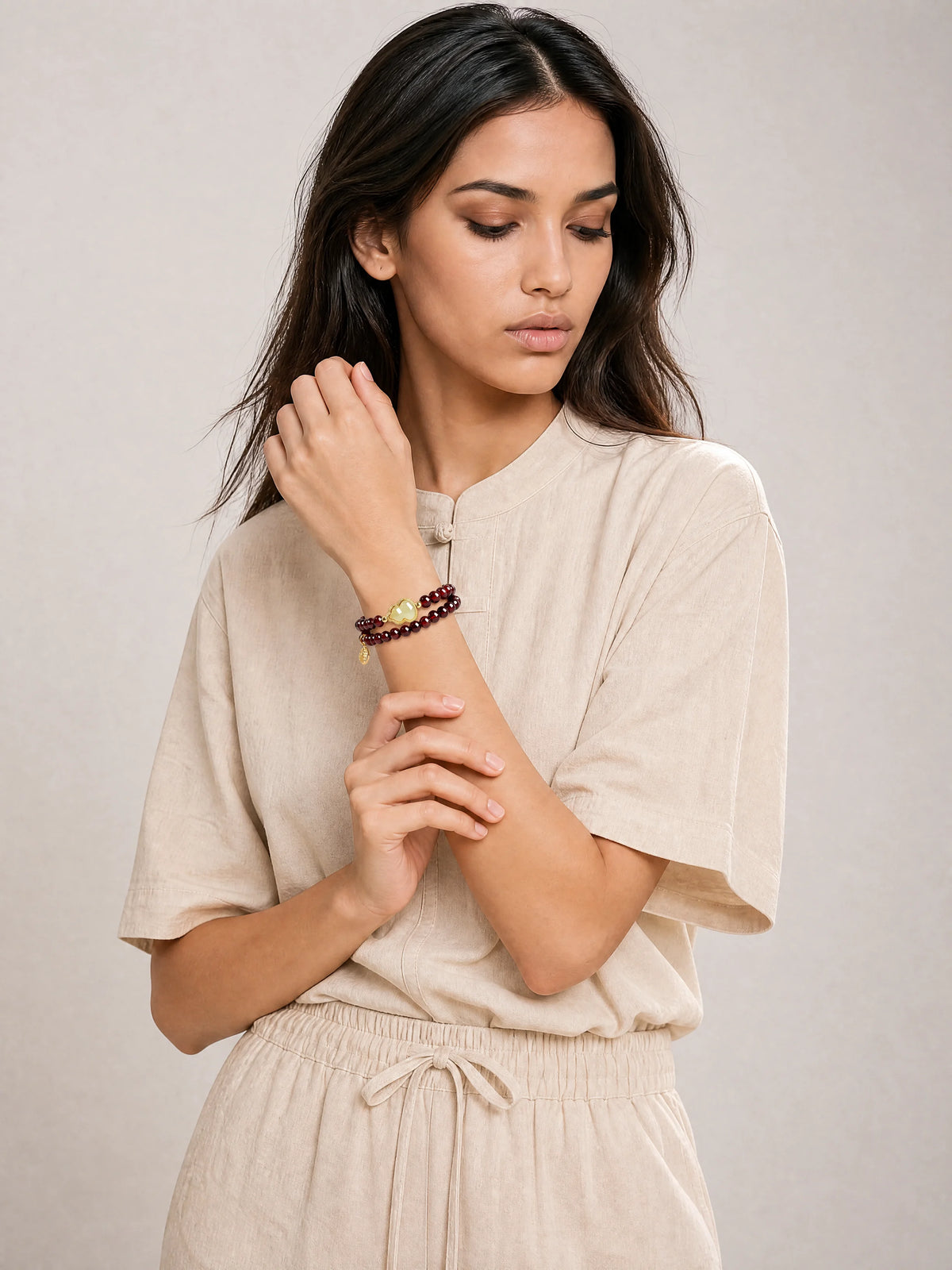 garnet-hetian-jade-gourd-bracelet-model-b-outfit-b-fashion-01