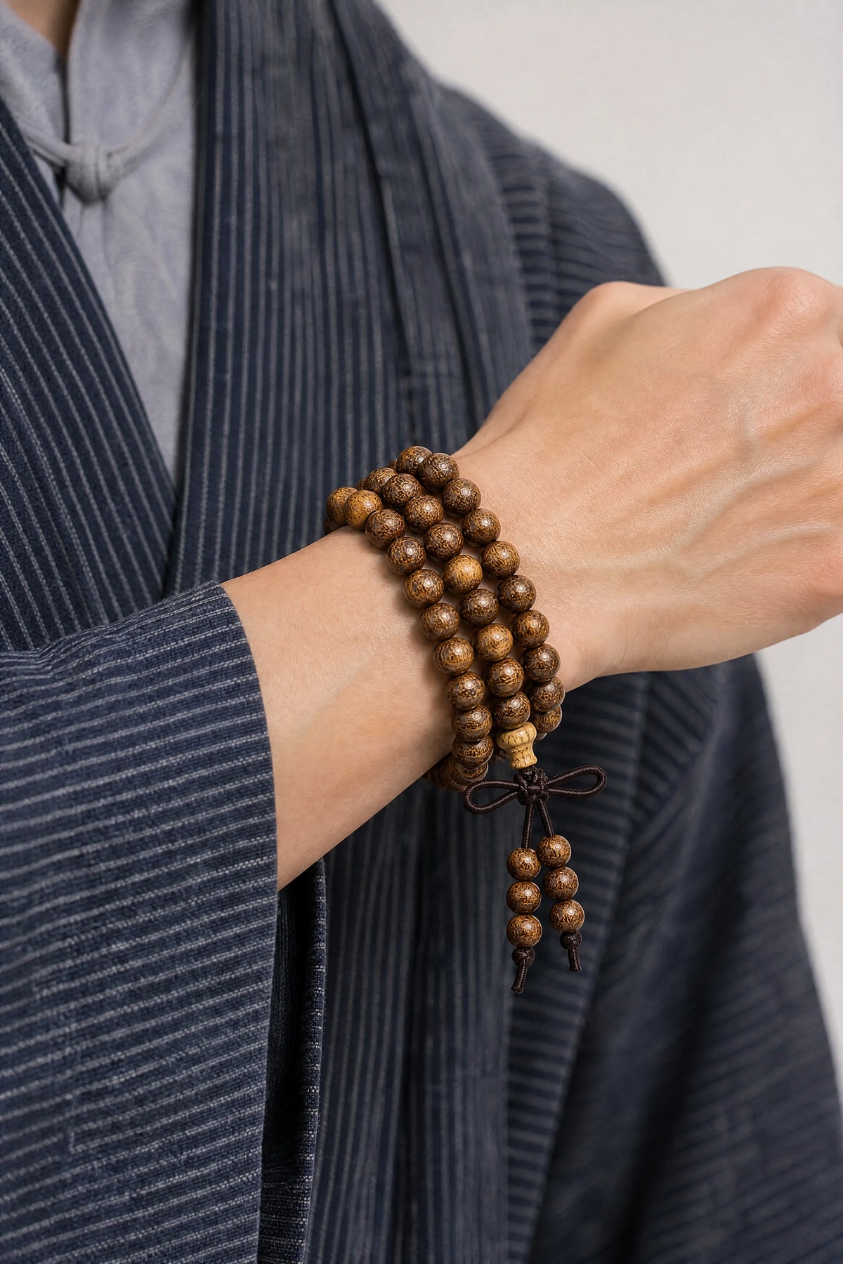 golden-silk-sandalwood-108-mala-model-a-outfit-a-closeup-01