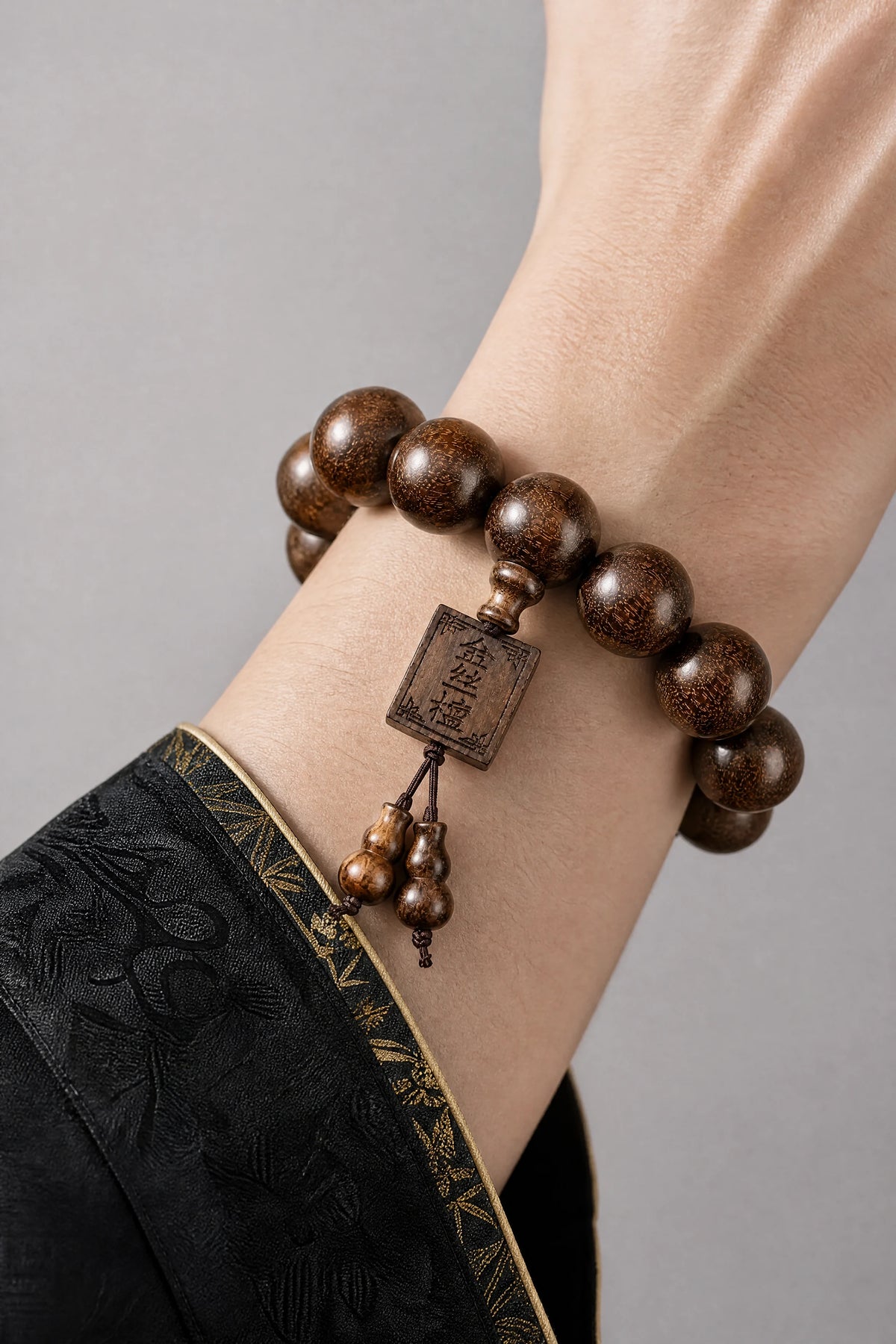 golden-silk-sandalwood-mala-bracelet-model-a-outfit-a-closeup-01