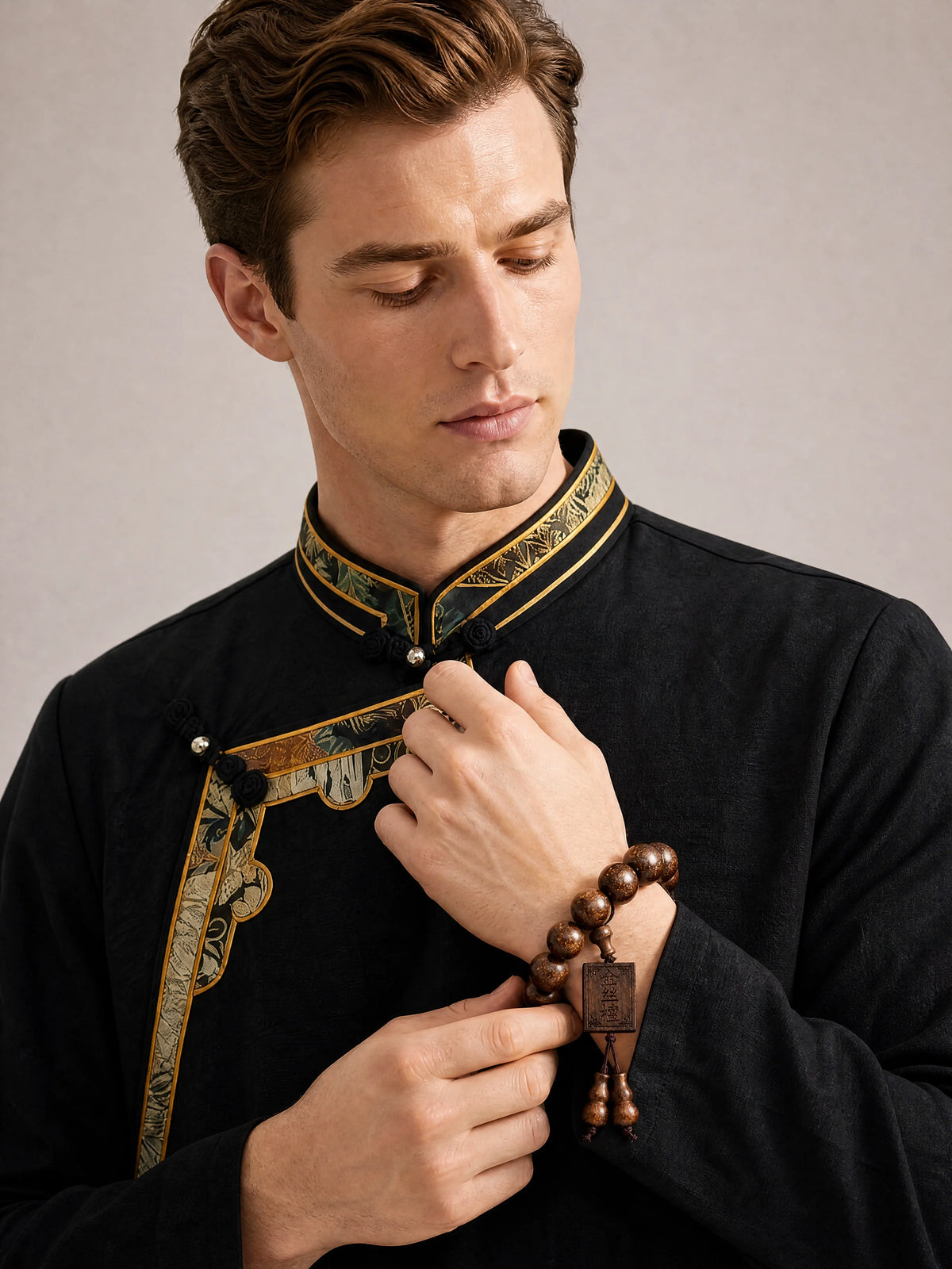 golden-silk-sandalwood-mala-bracelet-model-a-outfit-a-fashion-01