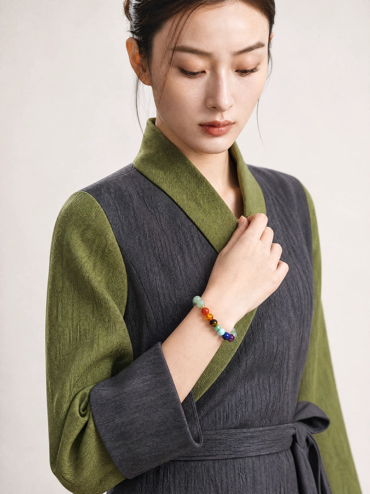 green-aventurine-chakra-bracelet-model-b-outfit-b-fashion-01